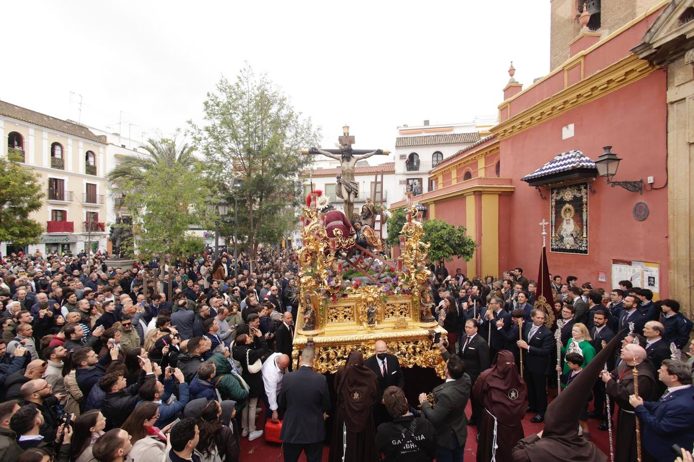 El Buen Fin desafía a la lluvia y procesiona este Miércoles Santo