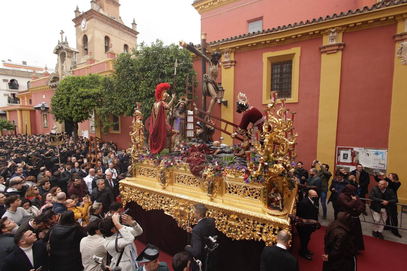 El Buen Fin desafía a la lluvia y procesiona este Miércoles Santo
