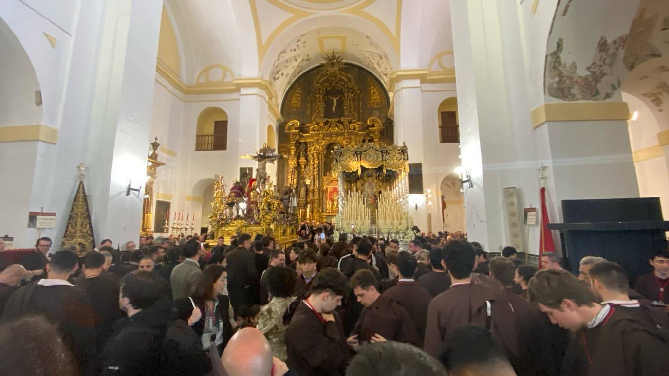 El Buen Fin desafía a la lluvia y procesiona este Miércoles Santo