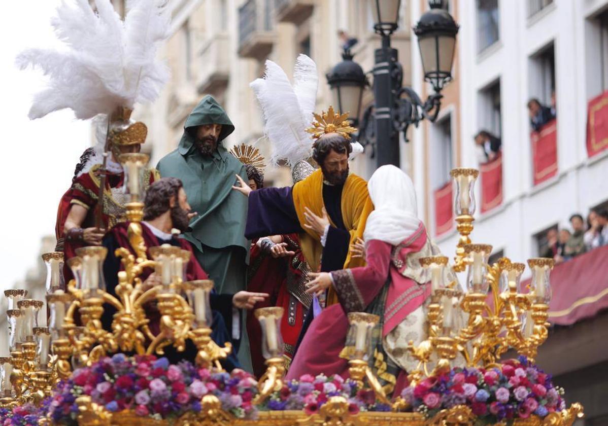 El Señor de la Paz con un capote para resguardarse de la lluvia