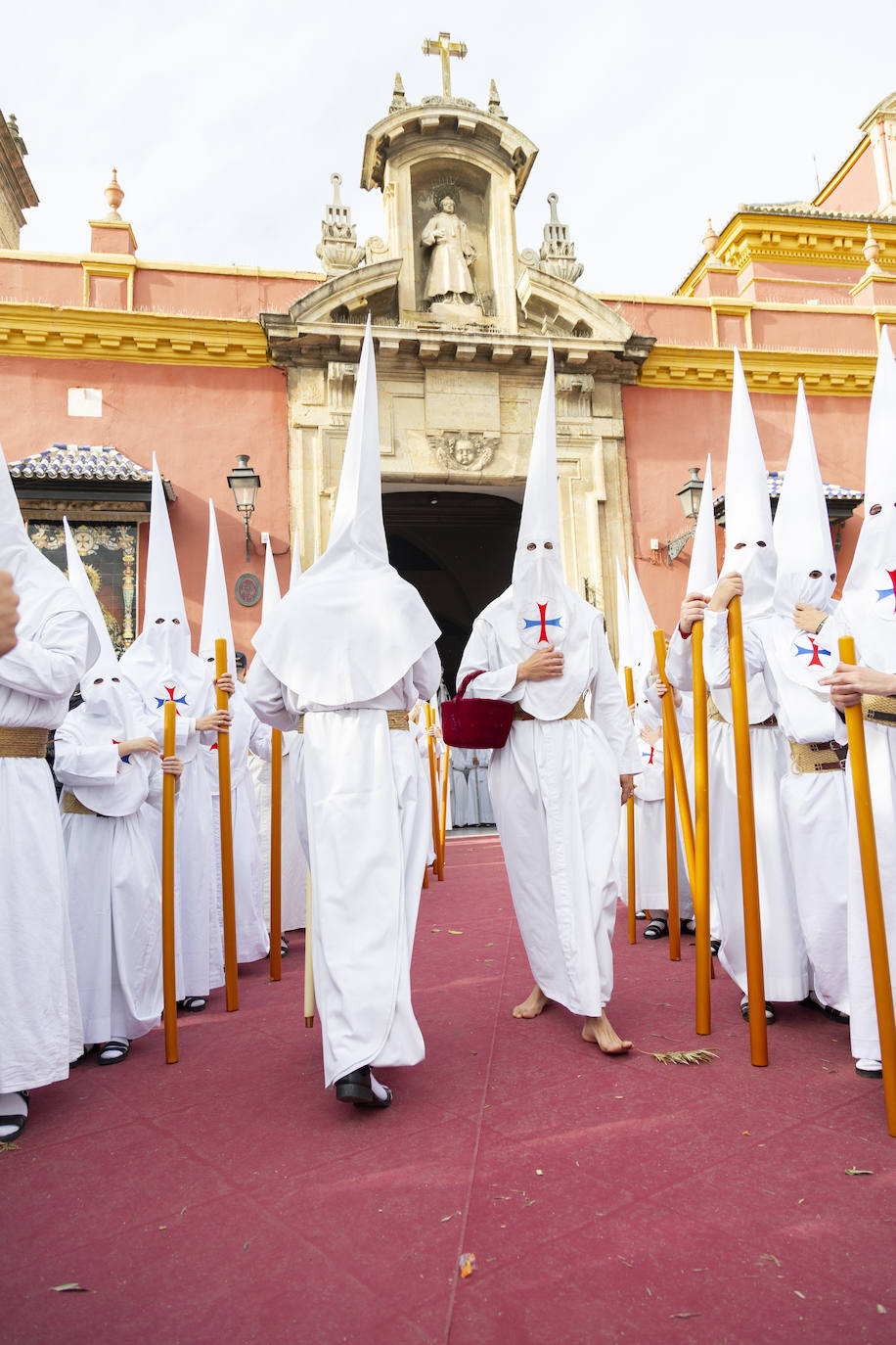 El paso de misterio de la hermandad del Dulce Nombre ha salido bajo un cielo bastante nublado