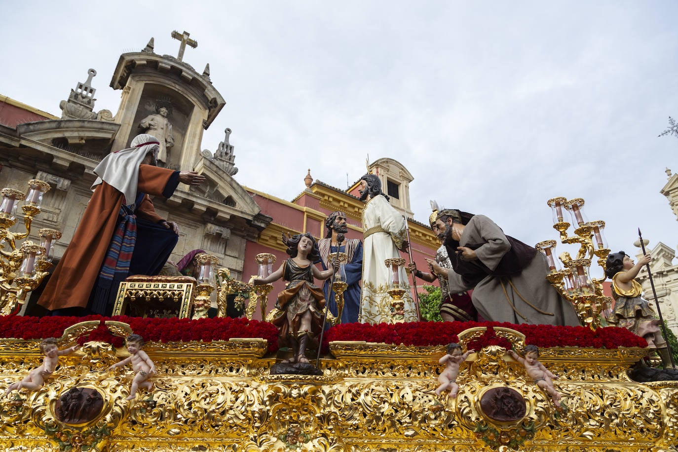 El paso de misterio de la hermandad del Dulce Nombre ha salido bajo un cielo bastante nublado