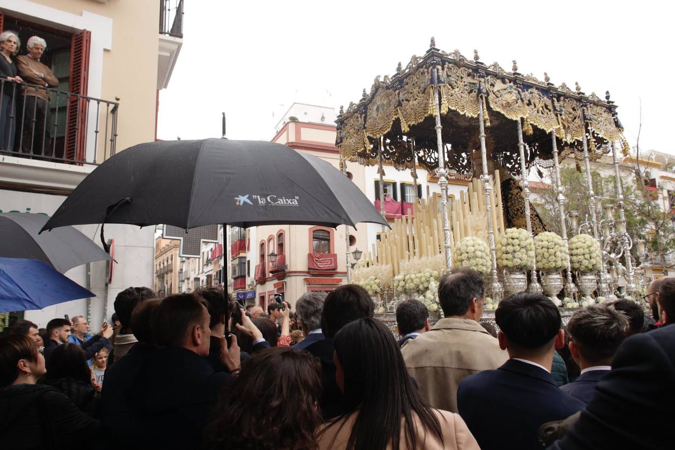 El Buen Fin desafía a la lluvia y procesiona este Miércoles Santo