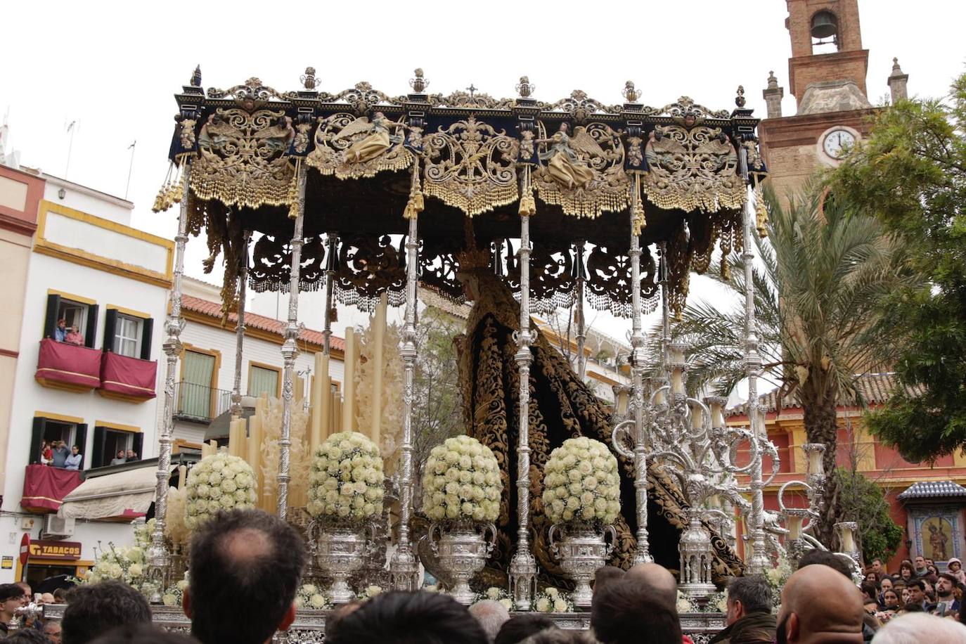 El Buen Fin desafía a la lluvia y procesiona este Miércoles Santo