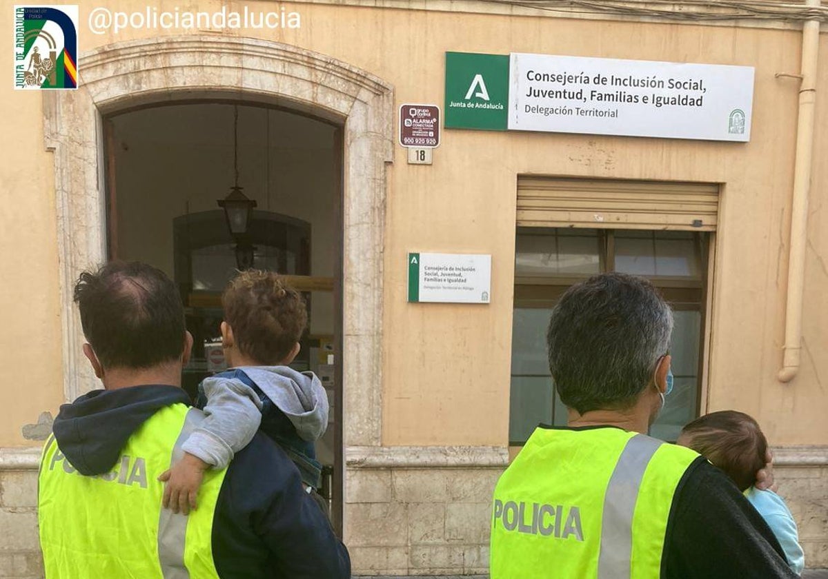 Dos agentes de la Policía Autonómica con dos menores en la sede de Consejería de Familias de la Junta