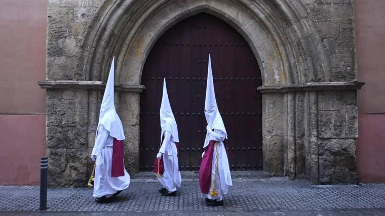 Nazarenos de las Siete Palabras en su templo