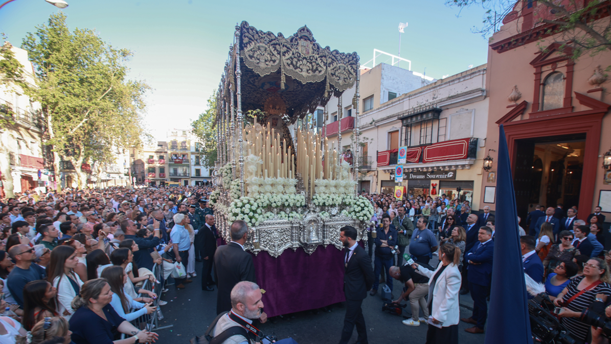 Salida de la Virgen de la Caridad, de la Hermandad del Baratillo