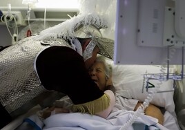 El sentido y emocionante beso de un armao de La Macarena a su madre en el hospital
