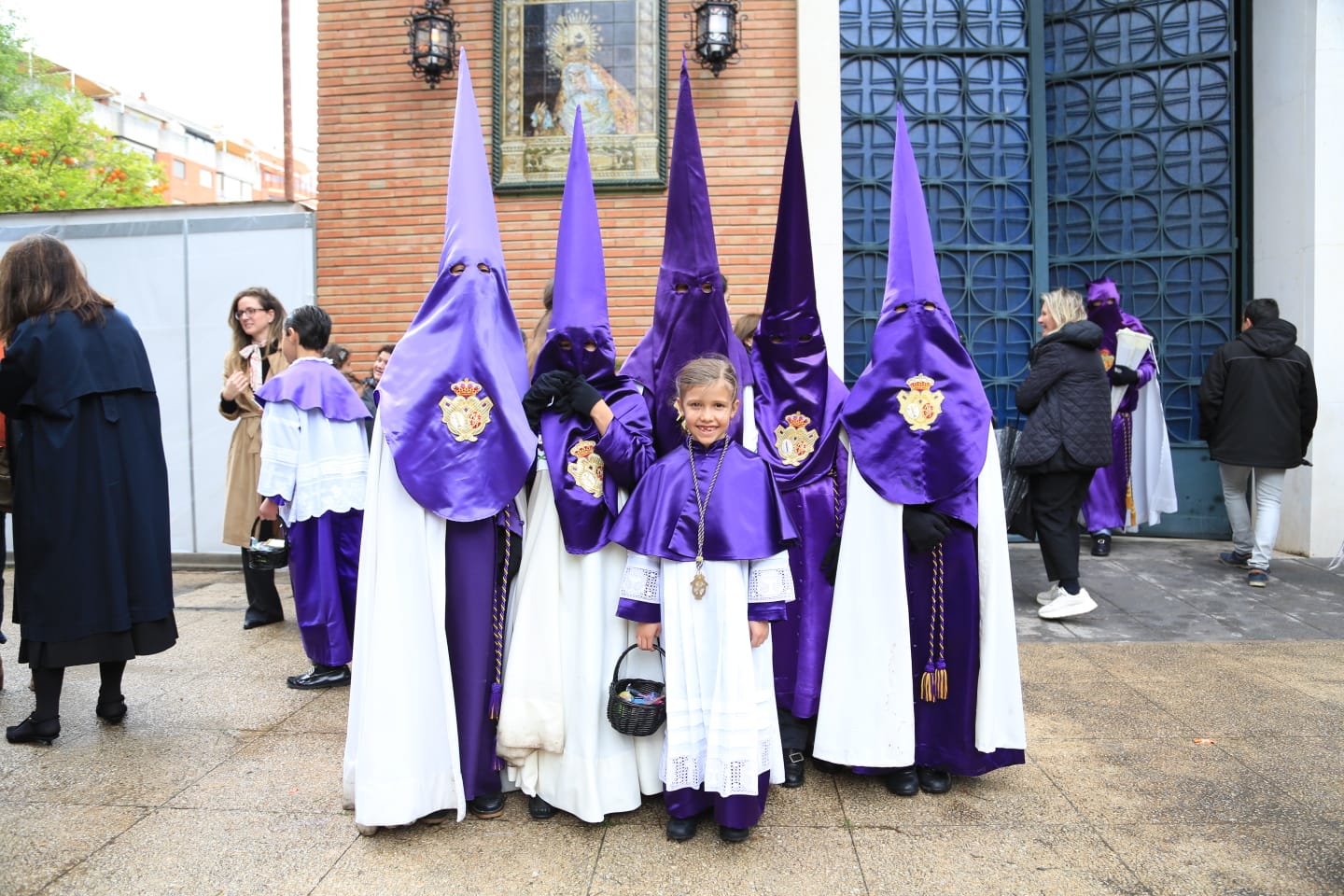 Nazarenos de las Cigarreras delante de la puerta de la capilla de la Fábrica de Tabacos