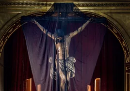 El Cristo de la Buena Muerte de Los Estudiantes, con un velo negro para el Viernes Santo