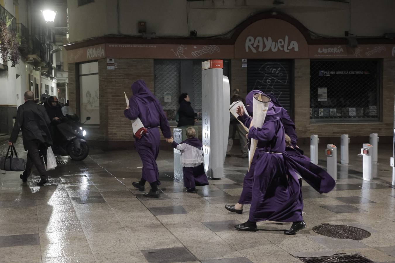 Nazarenos y costaleros se lamentan a las puertas de la iglesia de la Anunciación tras la decisión de no salir de la hermandad del Valle