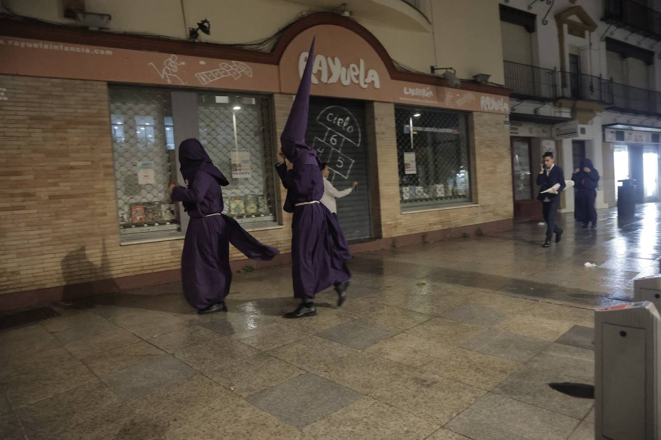 Nazarenos y costaleros se lamentan a las puertas de la iglesia de la Anunciación tras la decisión de no salir de la hermandad del Valle