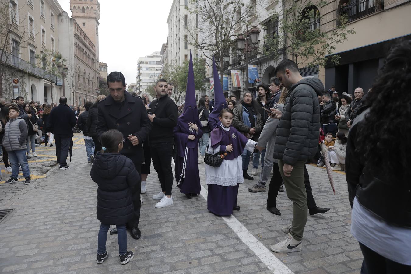 Nazarenos y costaleros se lamentan a las puertas de la iglesia de la Anunciación tras la decisión de no salir de la hermandad del Valle