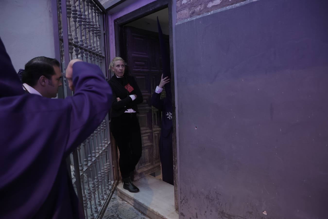 Nazarenos y costaleros se lamentan a las puertas de la iglesia de la Anunciación tras la decisión de no salir de la hermandad del Valle