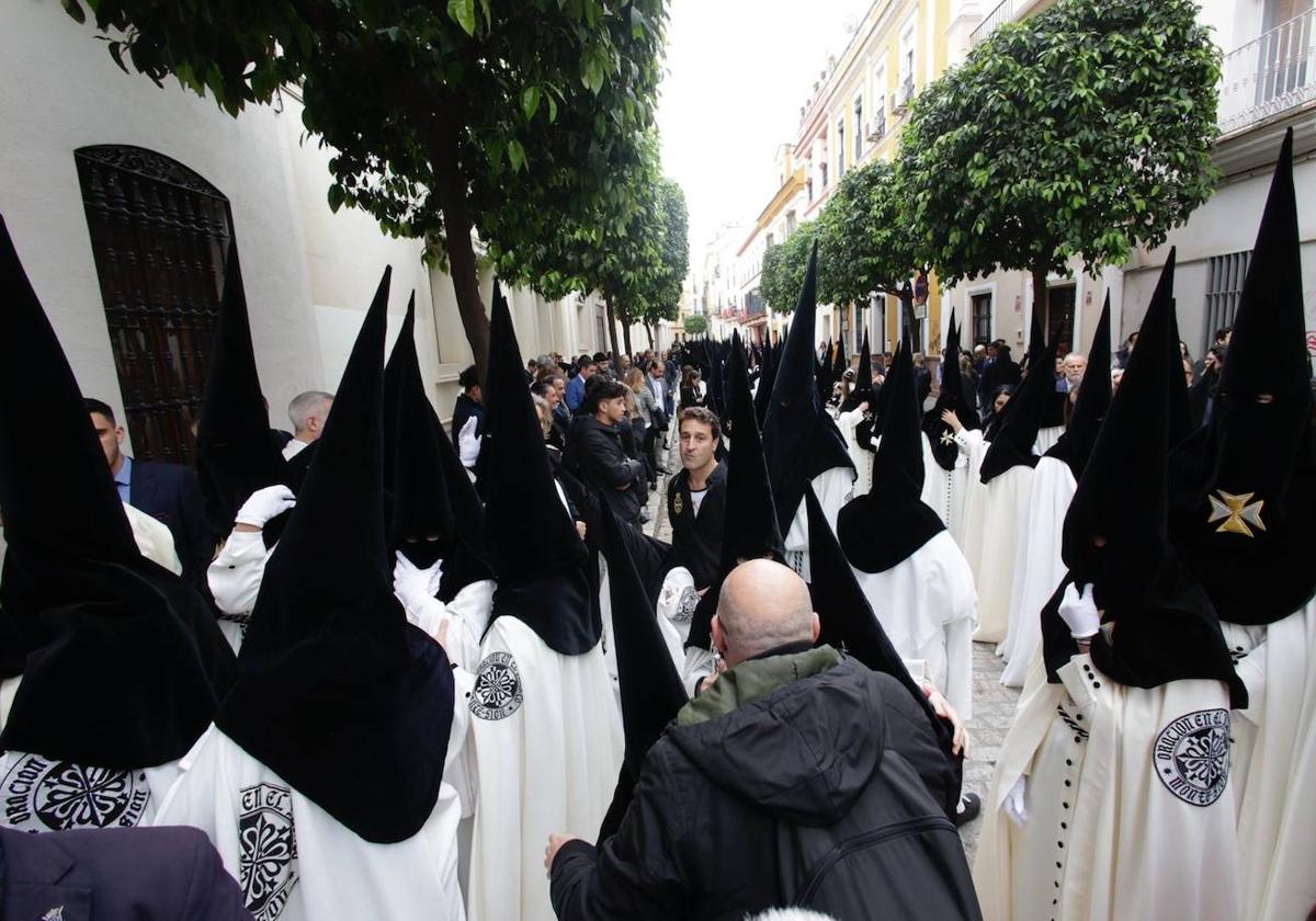 Los nazarenos de Montesión, a las puertas de su iglesia para conocer la decisión de que la hermandad no realizaba la estación de penitencia