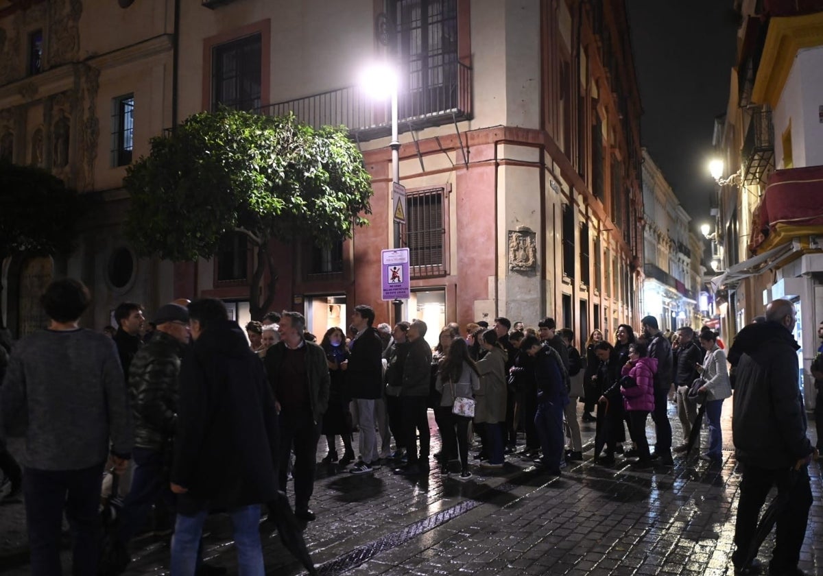 Sevillanos y visitantes en el Centro