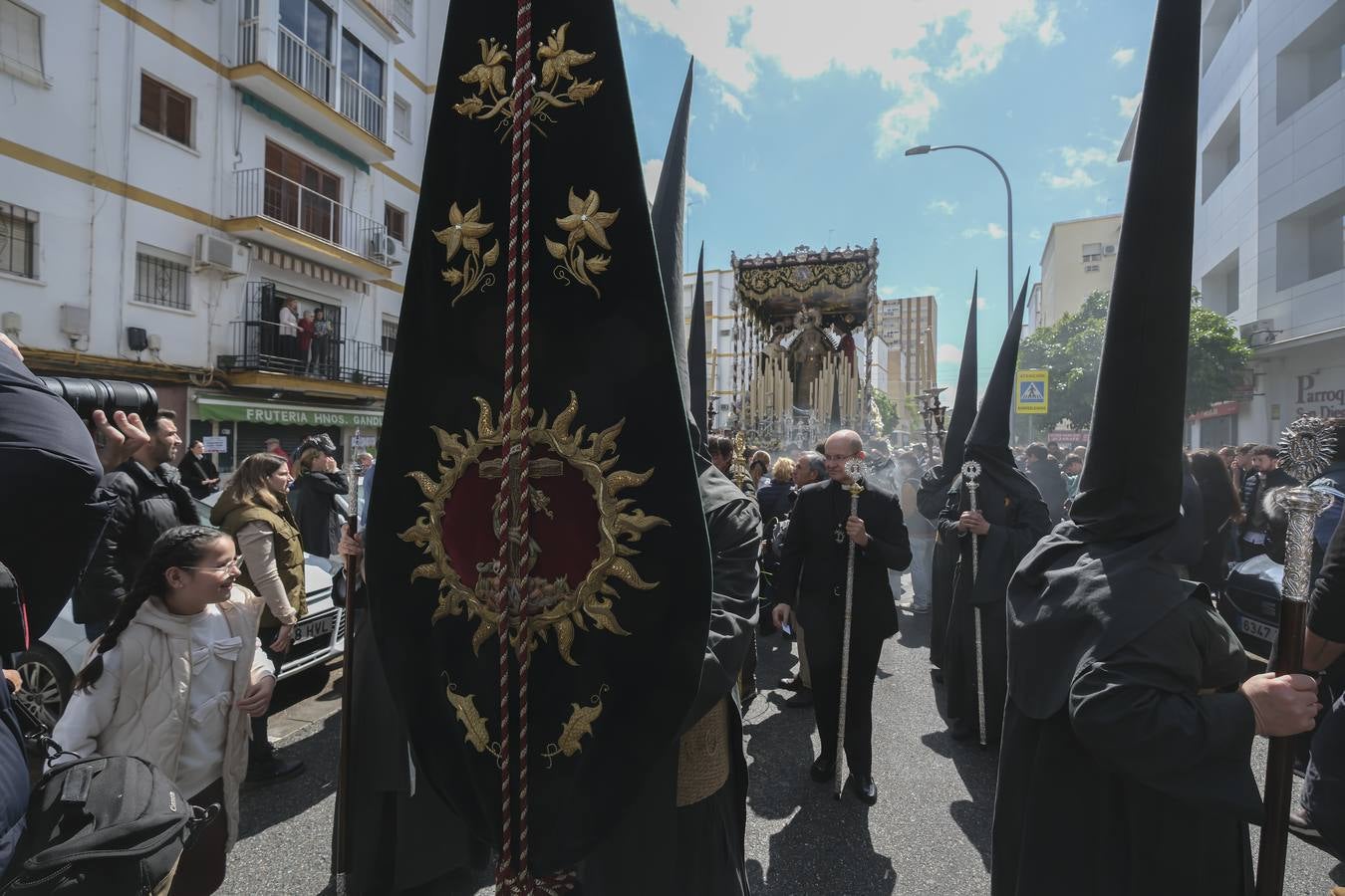 La hermandad del Sol ha sido la primera en salir el Sábado Santo