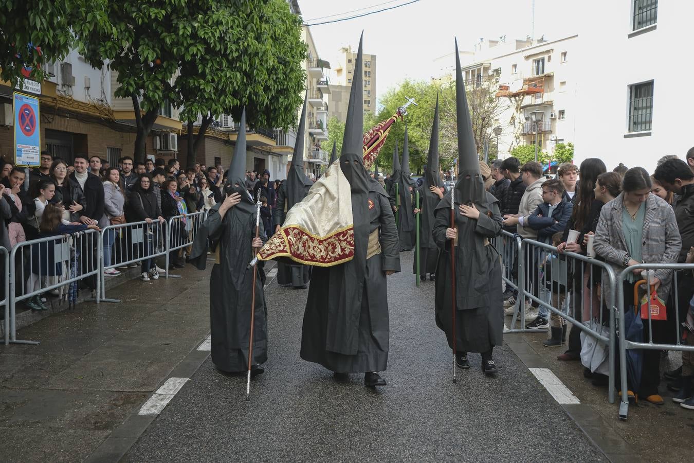 La hermandad del Sol ha sido la primera en salir el Sábado Santo