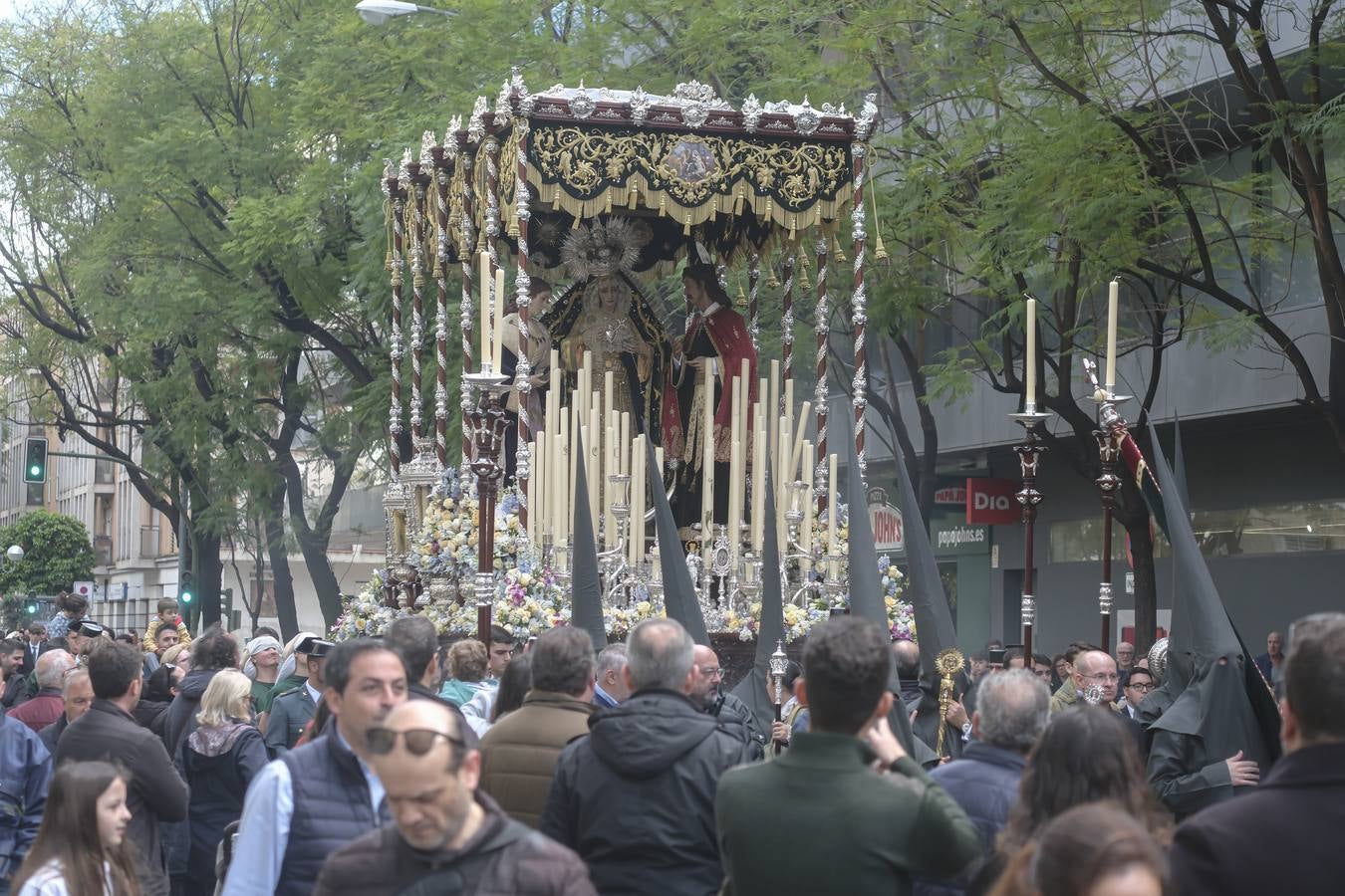 La hermandad del Sol ha sido la primera en salir el Sábado Santo