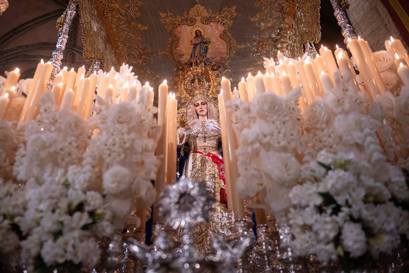 Los hermanos pudieron rezar en la iglesia de Santa Marina y culminar así una Semana Santa que será recordada por la lluvia