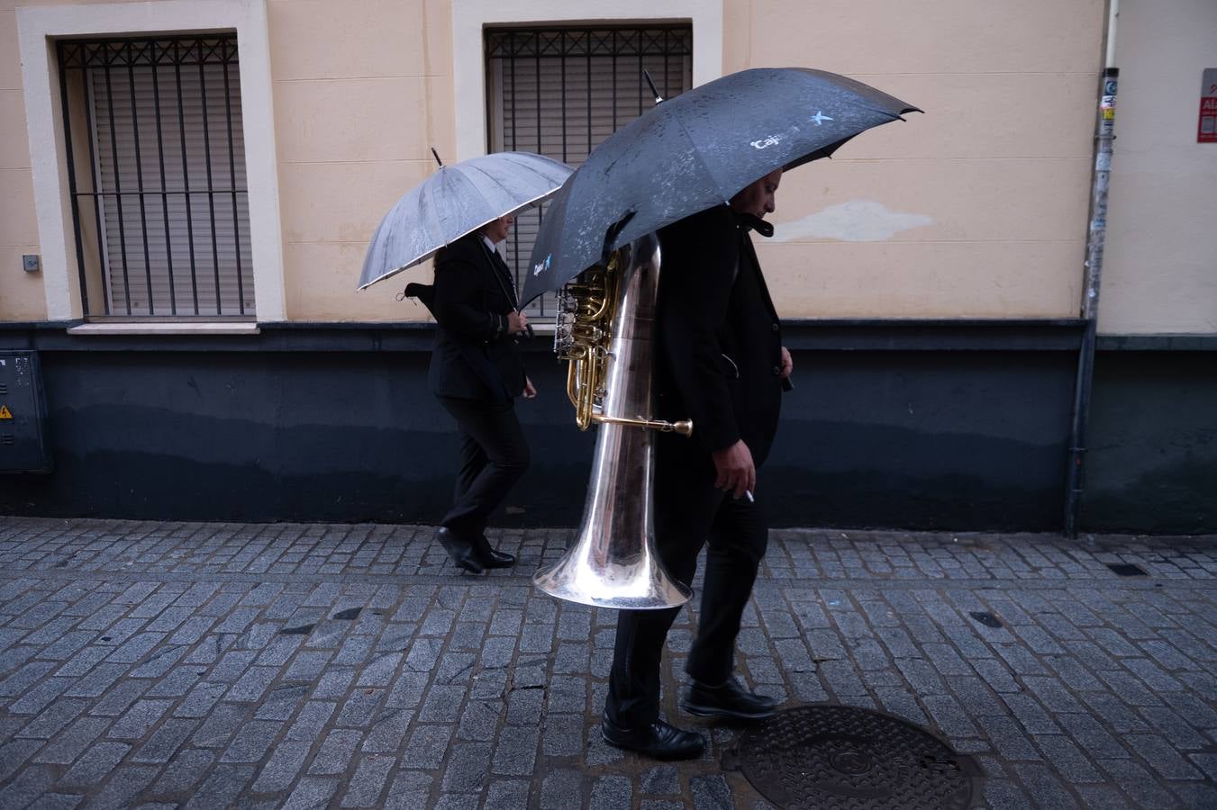 Los hermanos pudieron rezar en la iglesia de Santa Marina y culminar así una Semana Santa que será recordada por la lluvia