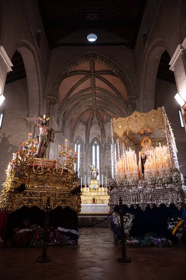 Los hermanos pudieron rezar en la iglesia de Santa Marina y culminar así una Semana Santa que será recordada por la lluvia