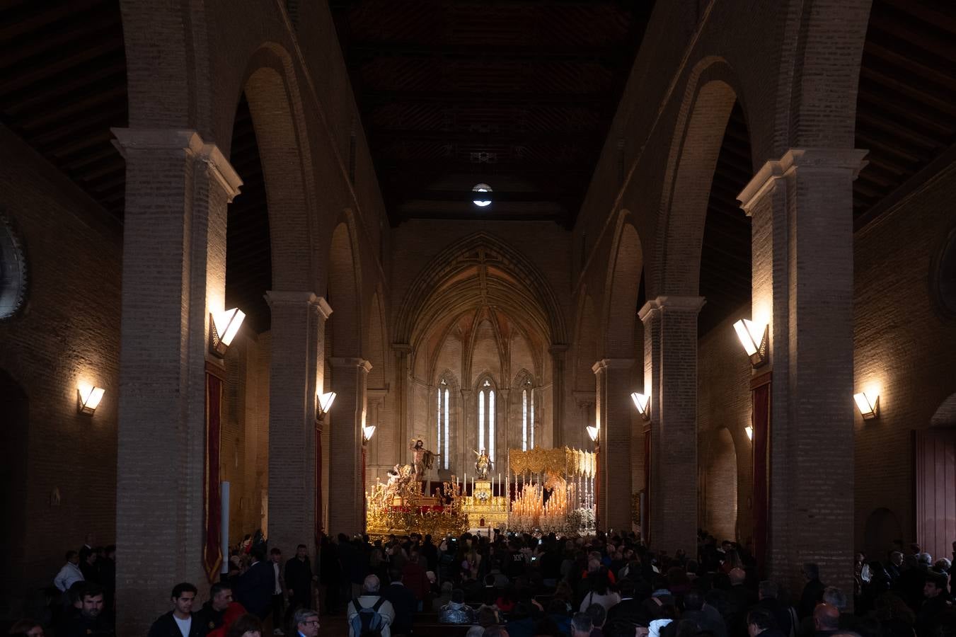 Los hermanos pudieron rezar en la iglesia de Santa Marina y culminar así una Semana Santa que será recordada por la lluvia