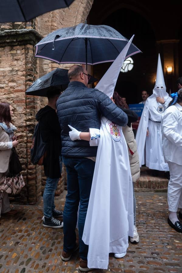 Los hermanos pudieron rezar en la iglesia de Santa Marina y culminar así una Semana Santa que será recordada por la lluvia