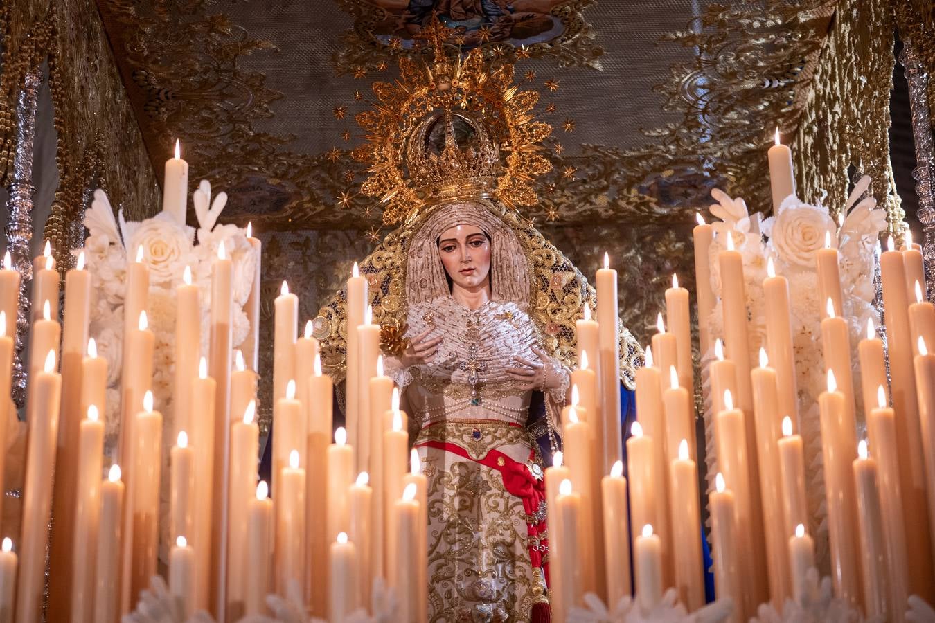 Los hermanos pudieron rezar en la iglesia de Santa Marina y culminar así una Semana Santa que será recordada por la lluvia