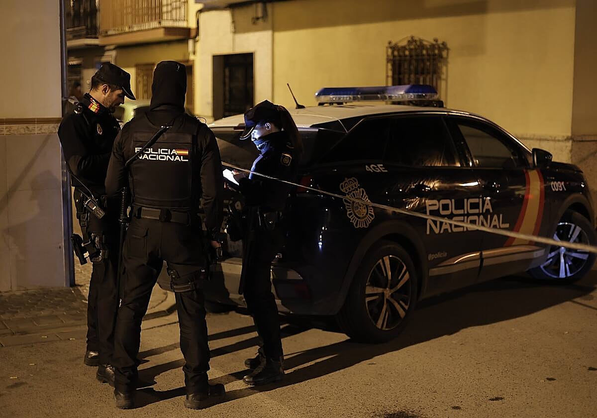 Agentes de la Policía Nacional tras una intervención en Palmete, en una imagen de archivo