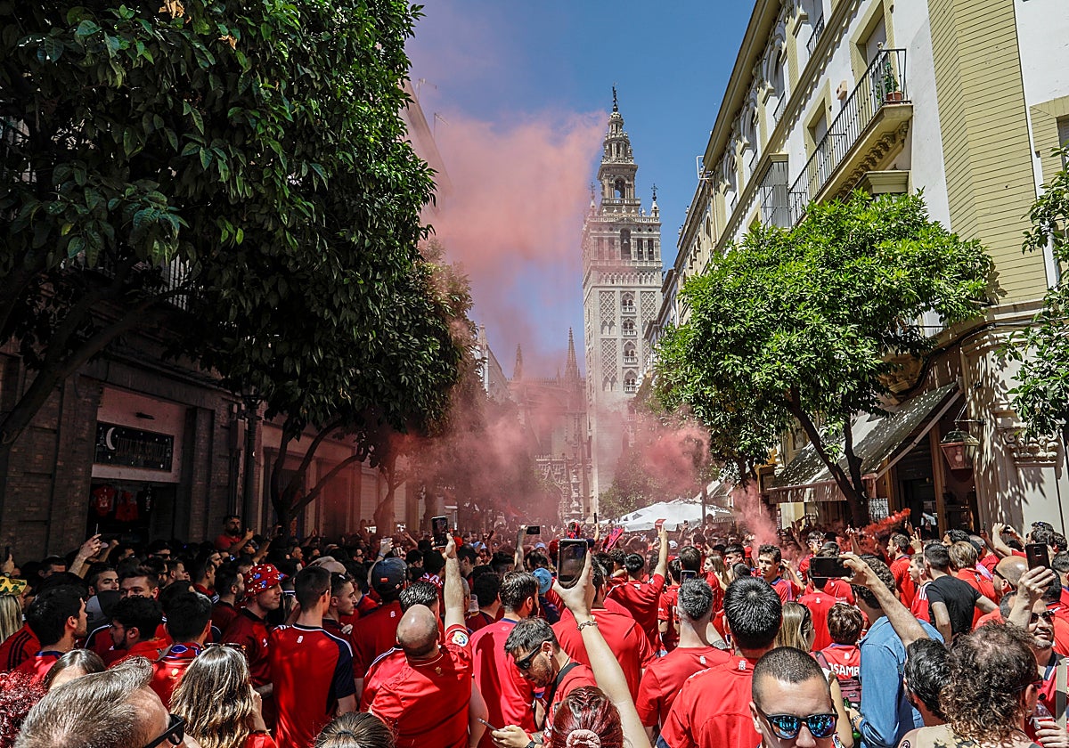Aficionados de Osasuna en el Centro de Sevilla antes de jugar la final frente al Madrid en la Copa del año pasado