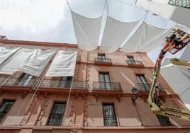 El Ayuntamiento de Sevilla empieza el montaje de los toldos en la calle Sierpes