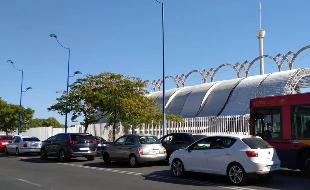 Atasco de coches en la avenida de los Descubrimientos, en la Cartuja