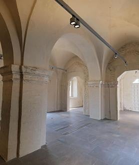 Imagen secundaria 2 - Arriba, una imagen de una de las nuevas salas expositivas abiertas gracias a la restauración del claustro de Legos en el monasterio de la Cartuja, Sobre estas líneas, una de las sargas de Bacarisas con las que se ha inaugurado el espacio y a la derecha una vista general de otra de las salas