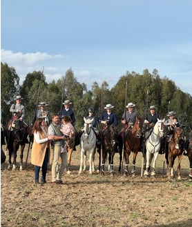 Imagen secundaria 2 - Arriba, Toñi con uno de los aparatos con los que ayuda a respirar a su hija. Debajo, la familia al completo en el salón de su casa. Sobre la espalda de Antonio está Carmen, la hermana de Lola, que tiene 4 años. A la derecha, una imagen de la familia en el campo