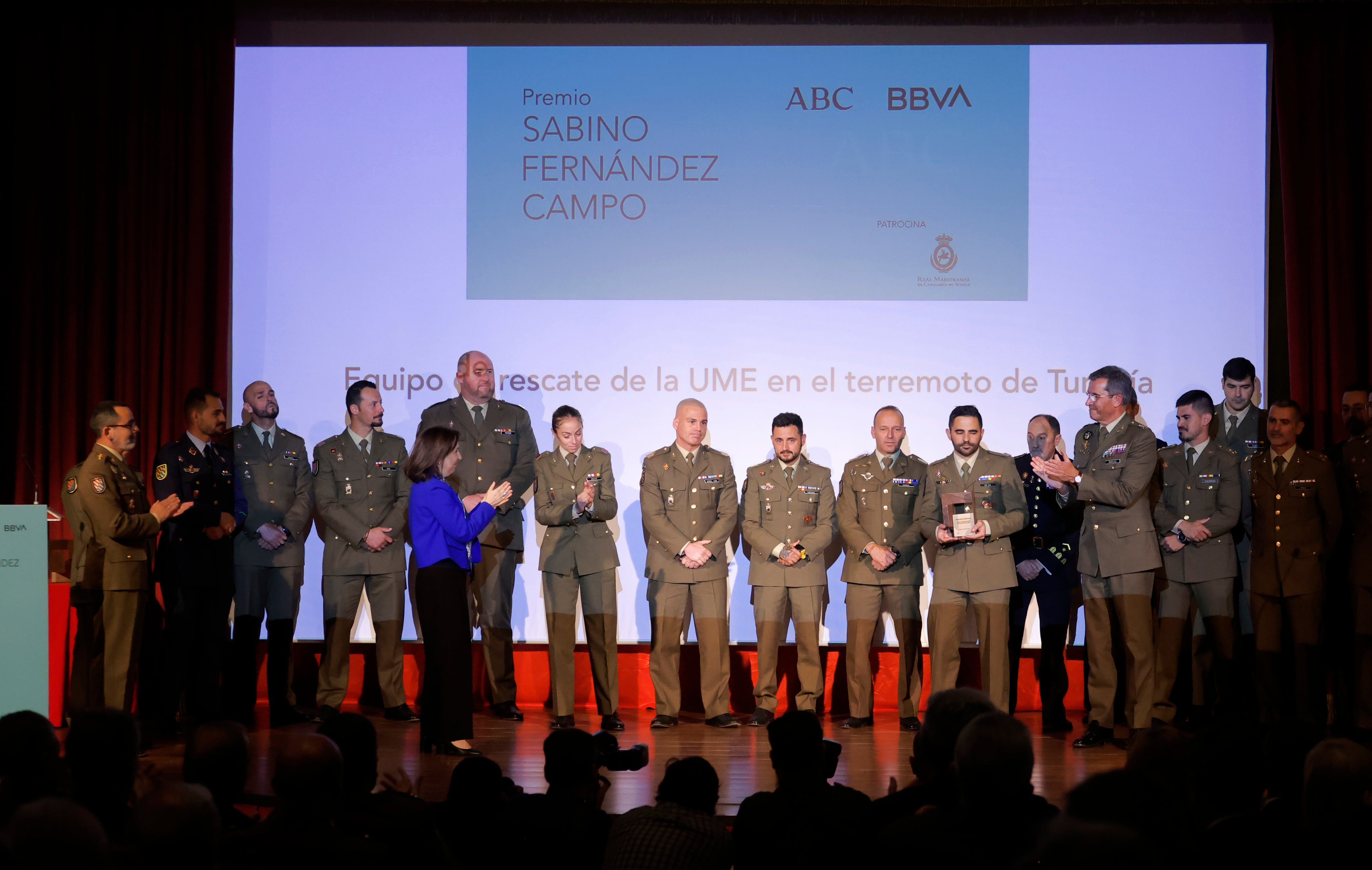 Margarita Robles, ministra de Defensa, hace entrega a la UME del Premio Sabino Fernández Campo