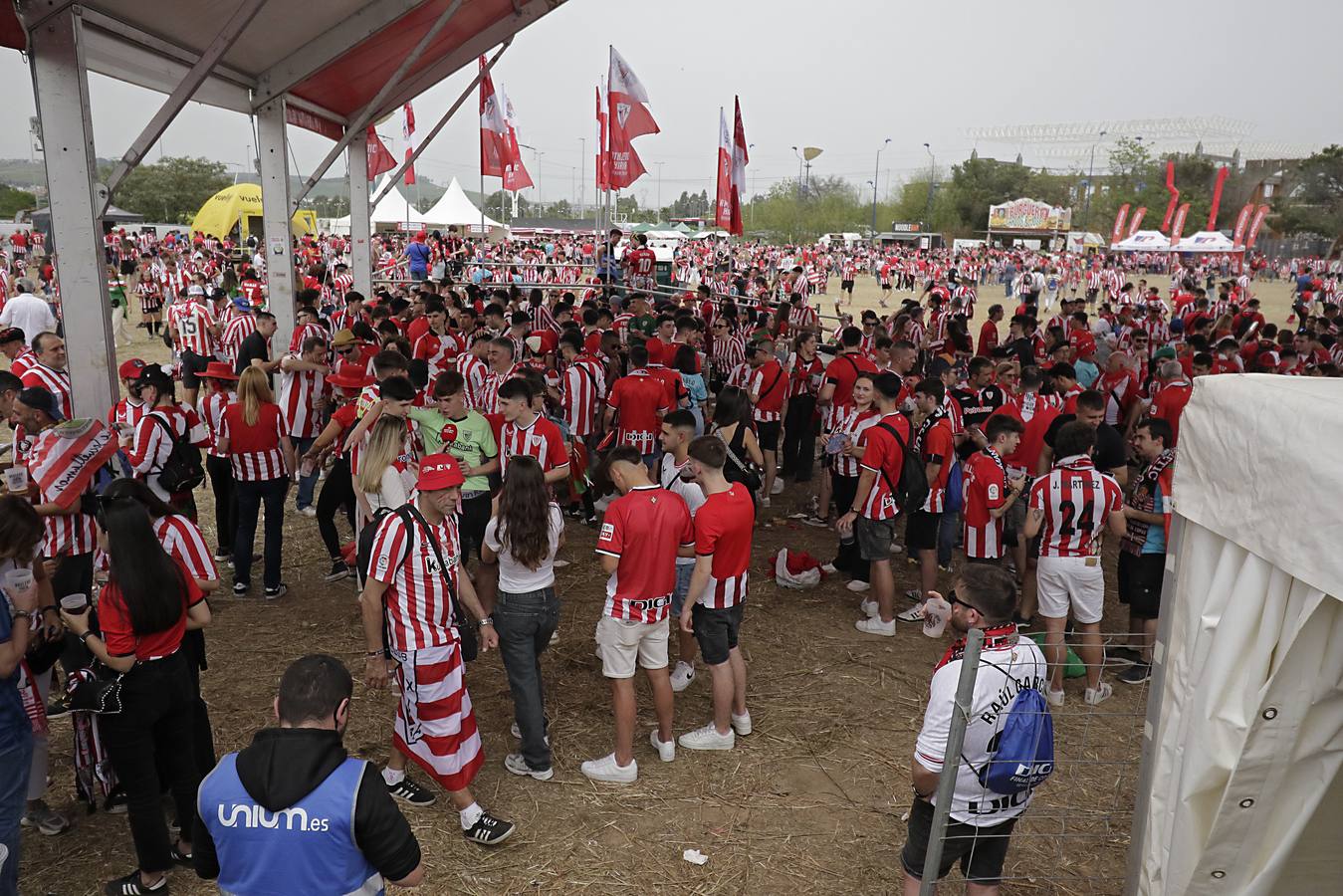 Miles de aficionados del Athletic de Bilbao por las calles de Sevilla para la final de Copa del Rey 