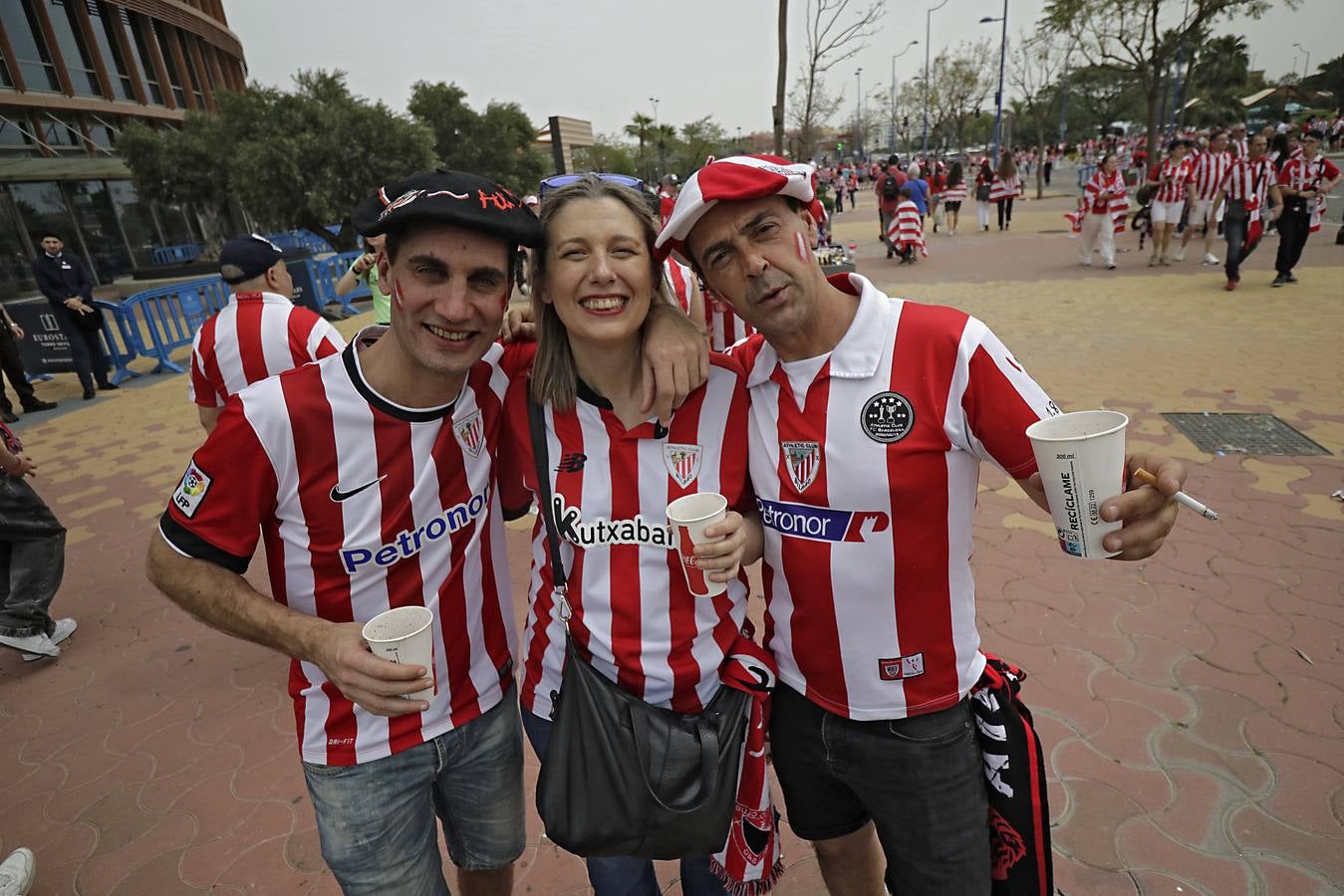 Miles de aficionados del Athletic de Bilbao por las calles de Sevilla para la final de Copa del Rey 