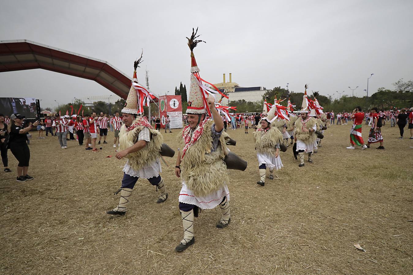 Miles de aficionados del Athletic de Bilbao por las calles de Sevilla para la final de Copa del Rey 