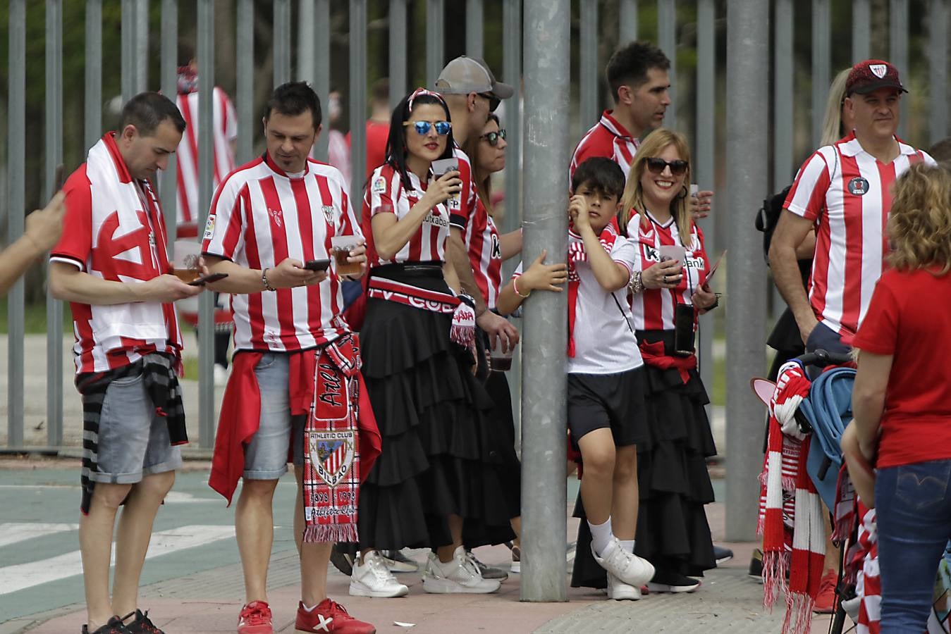 Miles de aficionados del Athletic de Bilbao por las calles de Sevilla para la final de Copa del Rey 