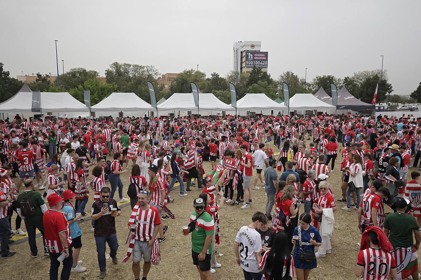 Miles de aficionados del Athletic de Bilbao por las calles de Sevilla para la final de Copa del Rey 