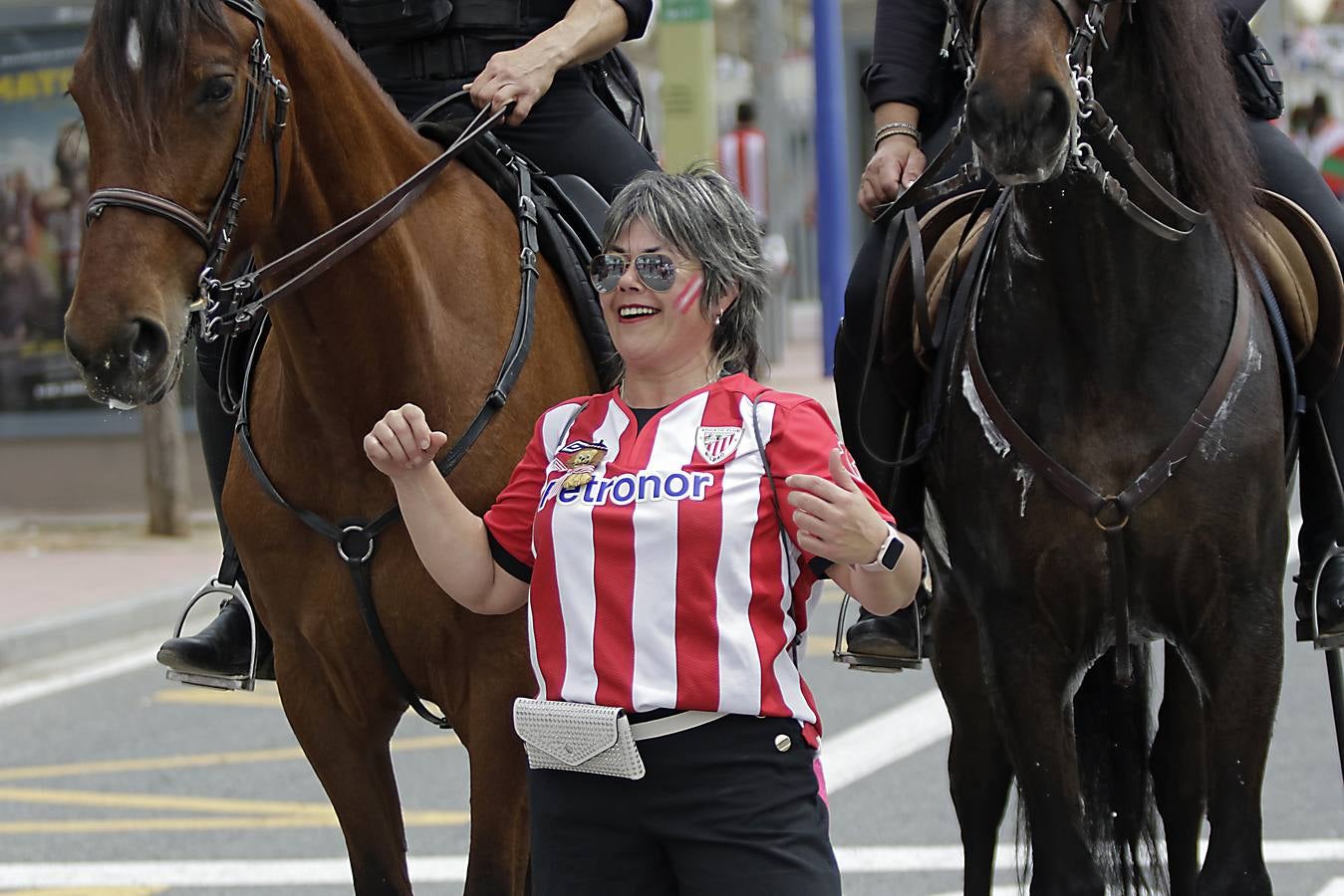 Miles de aficionados del Athletic de Bilbao por las calles de Sevilla para la final de Copa del Rey 