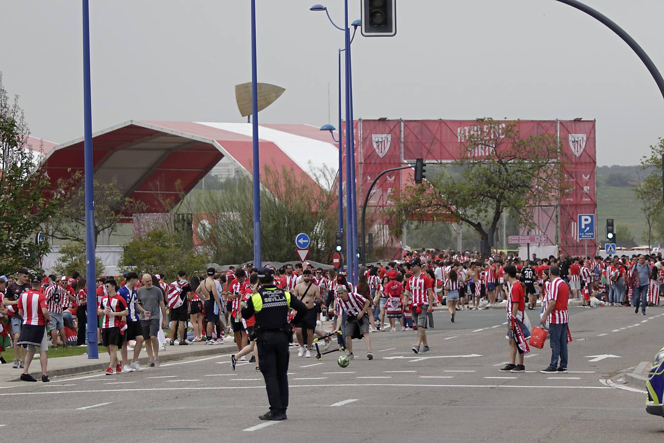 Miles de aficionados del Athletic de Bilbao por las calles de Sevilla para la final de Copa del Rey 
