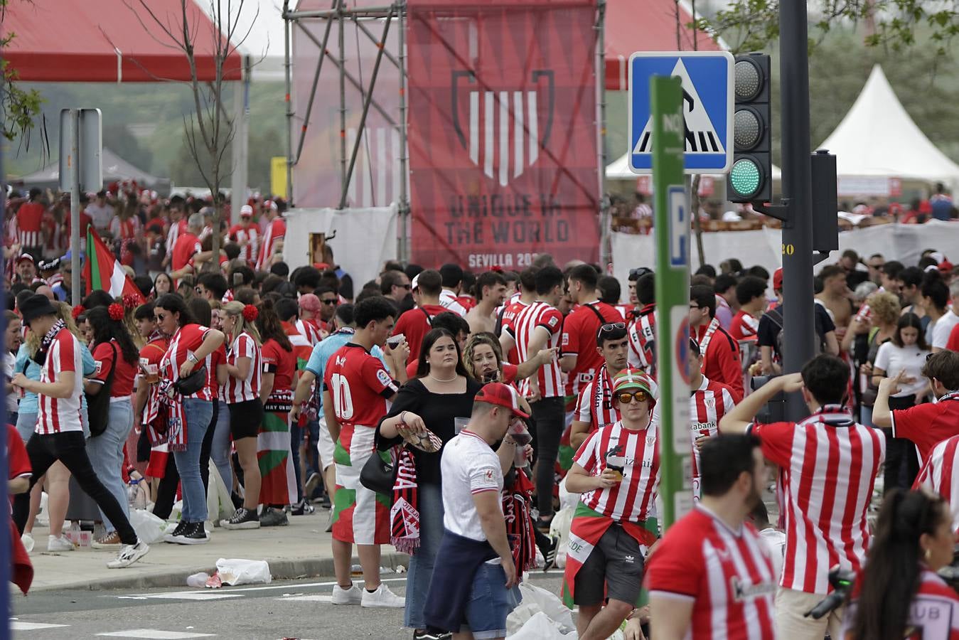 Miles de aficionados del Athletic de Bilbao por las calles de Sevilla para la final de Copa del Rey 