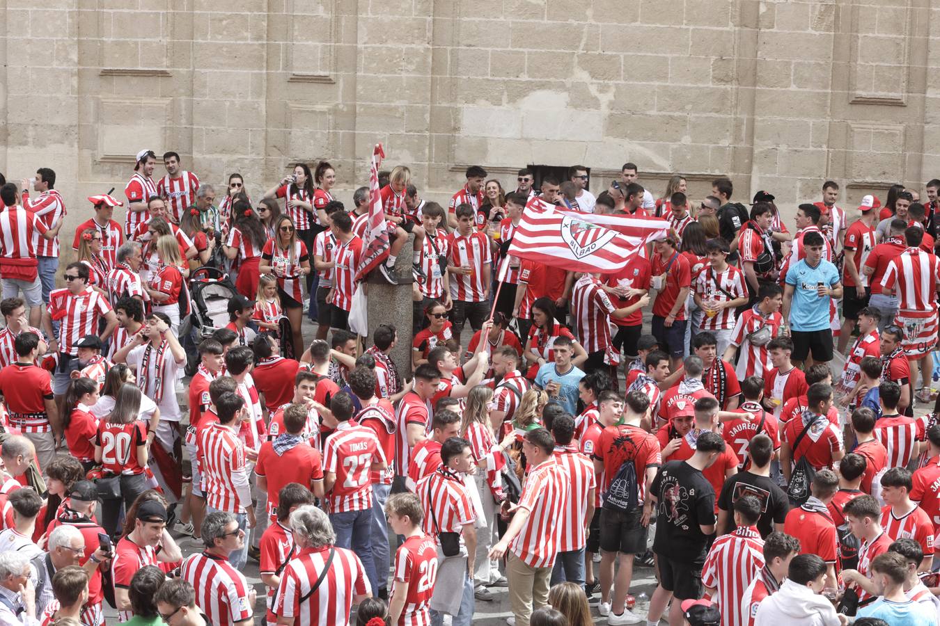 Miles de aficionados del Athletic de Bilbao por las calles de Sevilla para la final de Copa del Rey 
