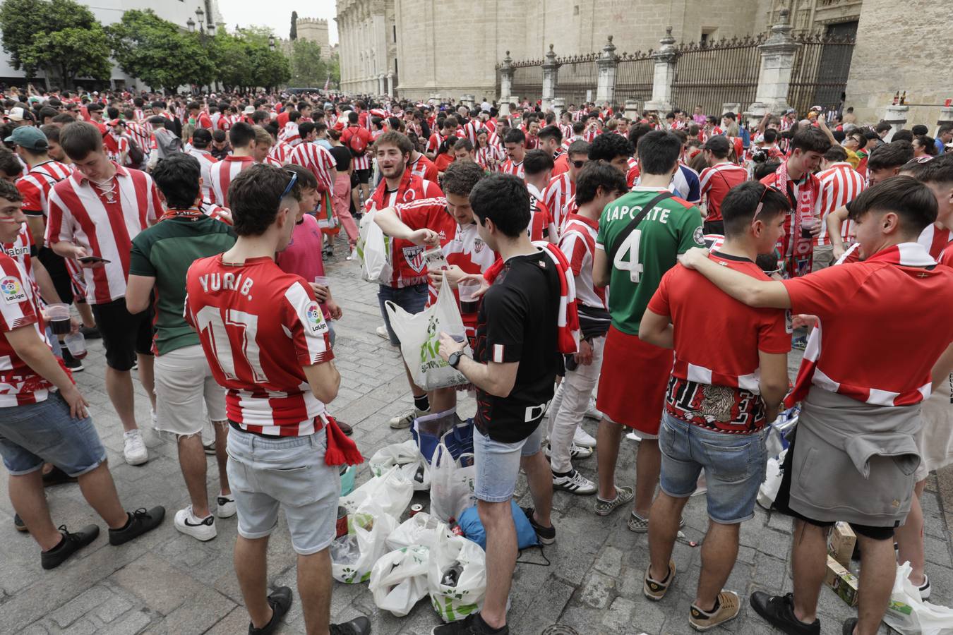 Miles de aficionados del Athletic de Bilbao por las calles de Sevilla para la final de Copa del Rey 