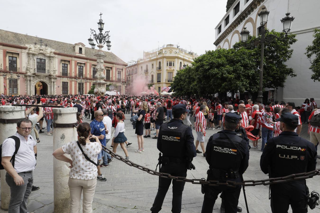 Miles de aficionados del Athletic de Bilbao por las calles de Sevilla para la final de Copa del Rey 