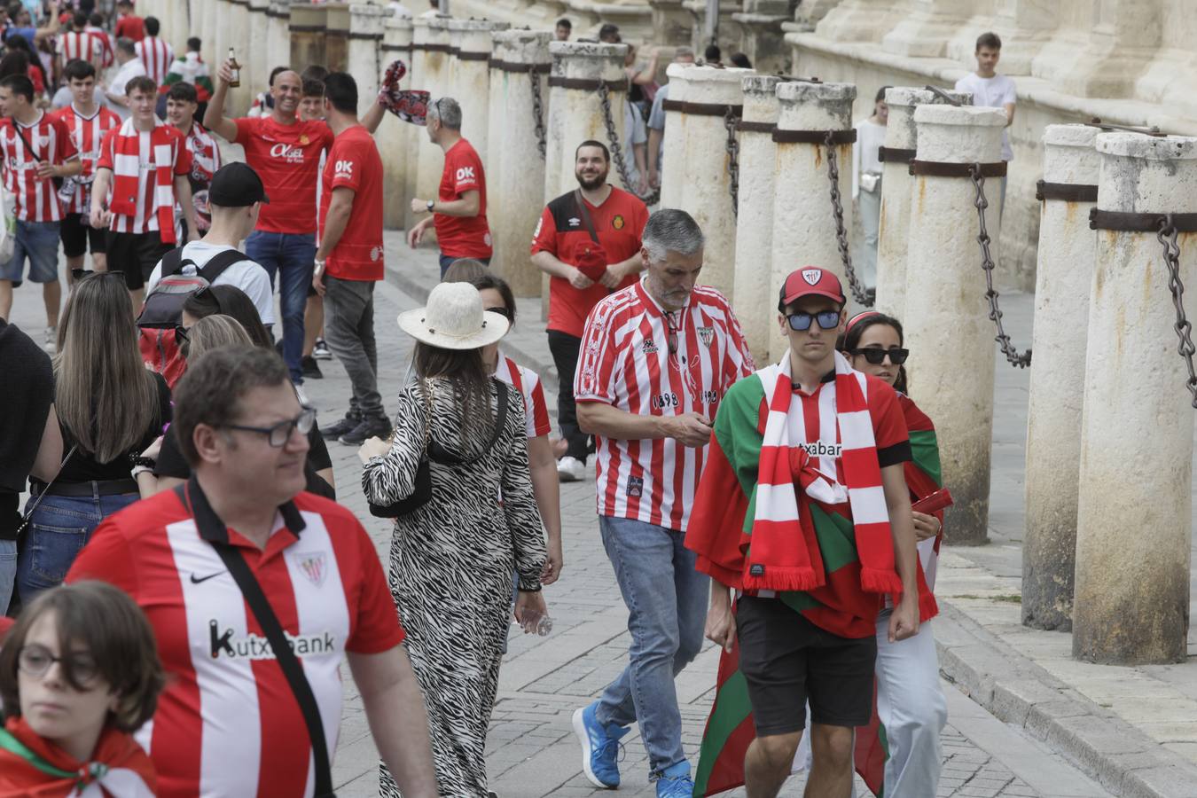 Miles de aficionados del Athletic de Bilbao por las calles de Sevilla para la final de Copa del Rey 
