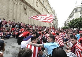 Los miles de aficionados del Athletic desplazados a Sevilla para la final de Copa, en imágenes