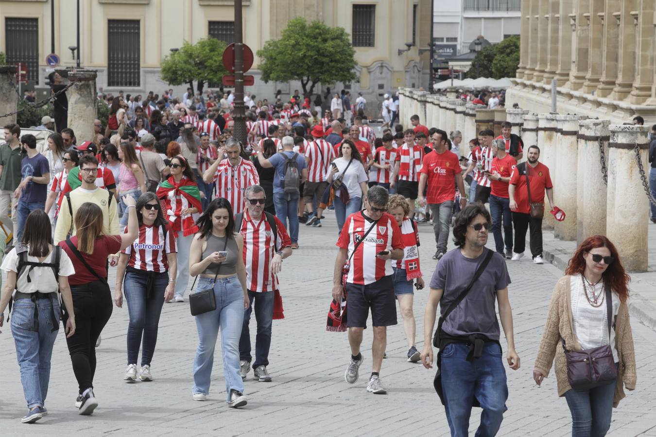Miles de aficionados del Athletic de Bilbao por las calles de Sevilla para la final de Copa del Rey 